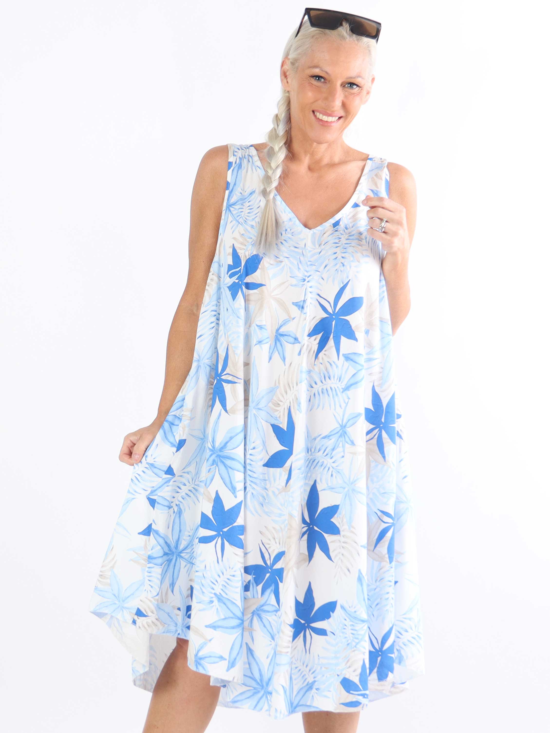 Sigri - Blommig plus size-klänning i viskos med breda axelband